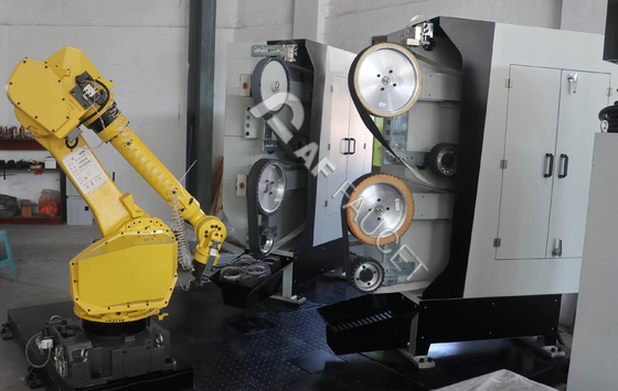 Macchina per la frantumazione automatica industriale del robot dei rubinetti con una cellula di 2 robot